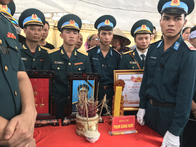 Đúng 14h, tro cốt Đại tá Phạm Giang Nam được người thân, đồng đội đưa về nơi an nghỉ cuối cùng tại Nghĩa trang liệt sỹ huyện Thái Thuỵ.