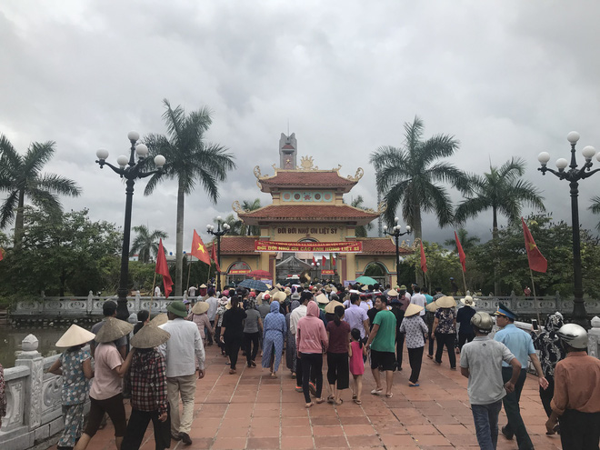 Hàng nghìn người dân, đồng đội, người thân tới Nghĩa trang liệt sỹ huyện Thái Thuỵ để tiễn đưa Đại tá Phạm Giang Nam về nơi an nghỉ cuối cùng.