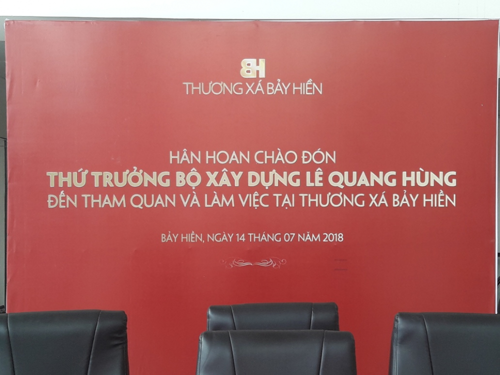 Phông bảng chào đón Thứ trưởng trước đó 1 ngày nhưng không khách hàng nào được biết