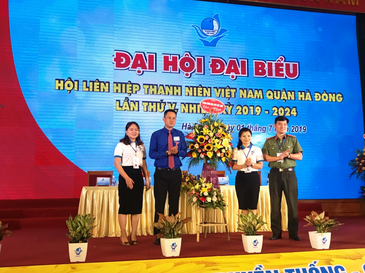 Anh Nguyễn Kim Quy, Phó Chủ tịch Trung ương Hội LHTN Việt Nam tặng hoa chúc mừng Đại hội Đại biểu Hội LHTN Quận Hà Đông