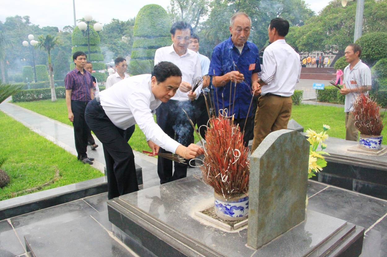 Chủ tịch UBTƯ MTTQ Việt Nam Trần Thanh Mẫn cùng đại biểu dâng hương tưởng niệm tại nghĩa trang liệt sỹ thành phố Điện Biên Phủ.
