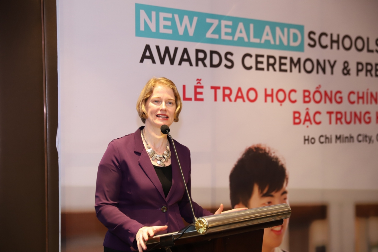 Bà Wendy Matthews - Đại sứ New Zealand tại Việt Nam phát biểu tại Lễ trao học bổng