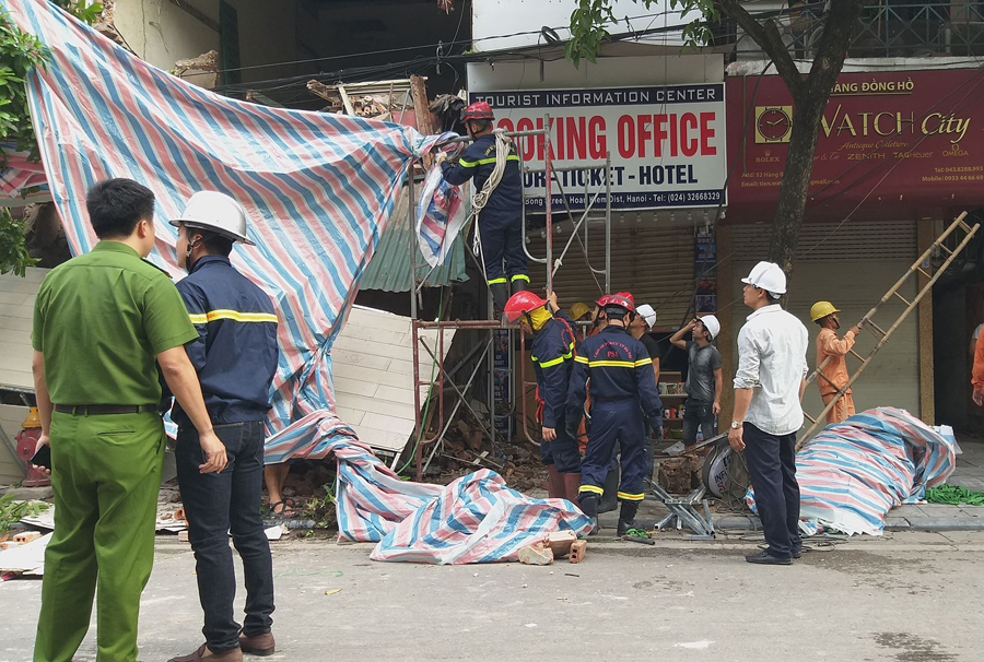 Vụ sập ban công nhà mặt phố Hàng Bông:  5 giờ sáng tấm biển quản cáo đã có hiện tượng đổ