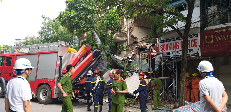 Vụ sập ban công nhà mặt phố Hàng Bông:  5 giờ sáng tấm biển quản cáo đã có hiện tượng đổ