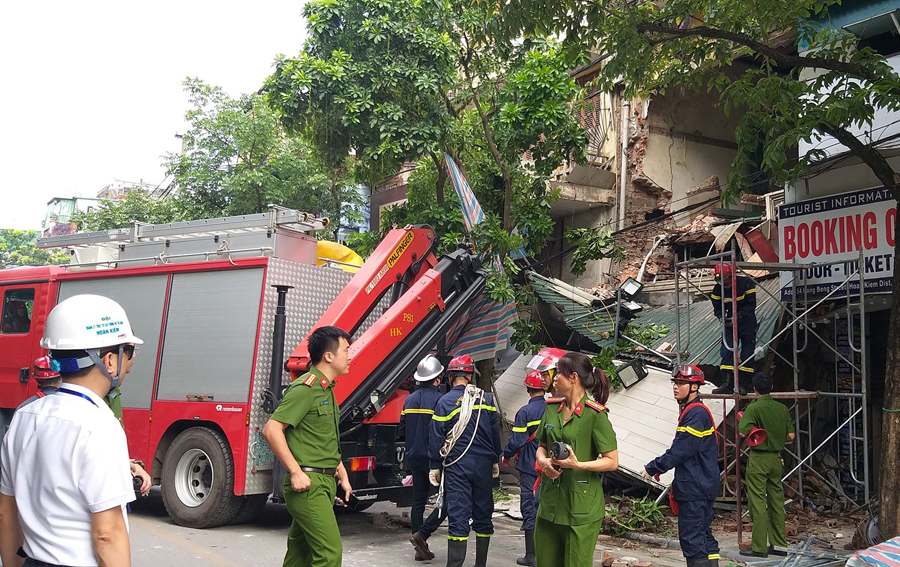 Vụ sập ban công nhà mặt phố Hàng Bông:  5 giờ sáng tấm biển quản cáo đã có hiện tượng đổ