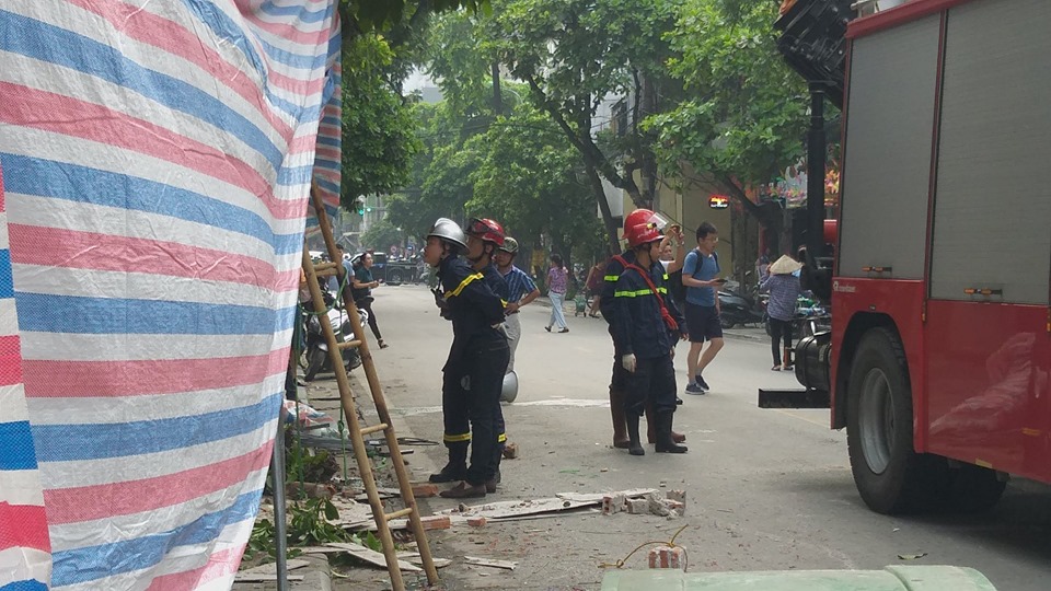 Vụ sập ban công nhà mặt phố Hàng Bông:  5 giờ sáng tấm biển quản cáo đã có hiện tượng đổ