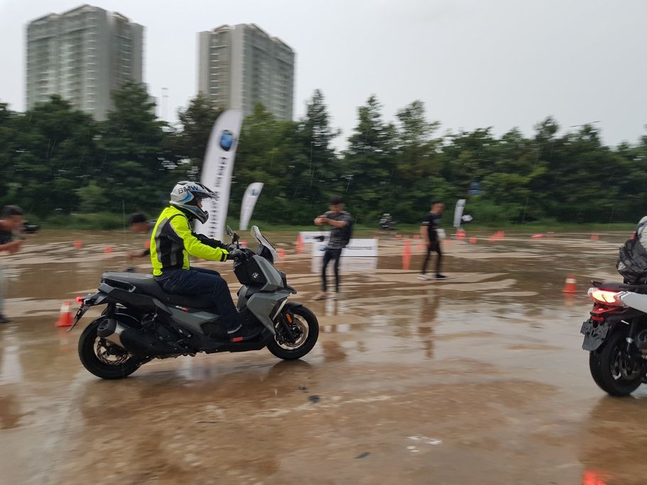 BMW Motorrad chính thức giới thiệu cặp đôi xe tay ga C400X và C400GT tại Việt Nam, giá từ 289 triệu VNĐ