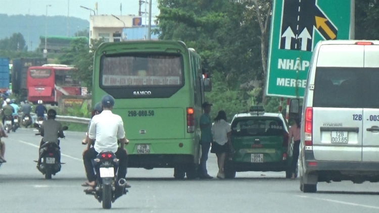 Hầu hết các gầm cầu vượt qua tuyến đường cao tốc này đều biến thành nơi đón trả khách của các nhà xe.