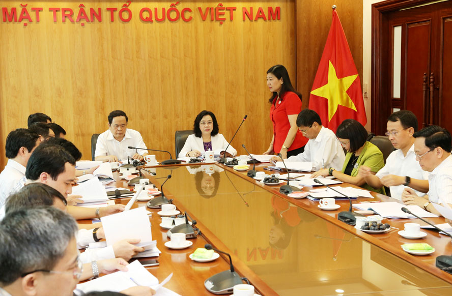 Chủ tịch MTTQ Việt Nam TP Hà Nội Nguyễn Lan Hương báo cáo tại buổi làm việc