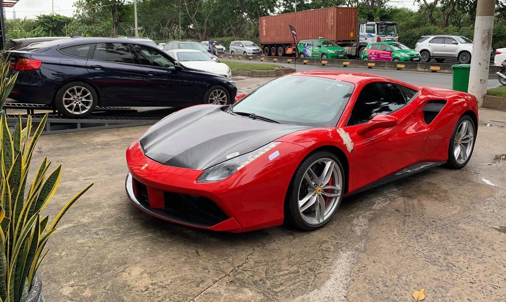 Siêu xe Ferrari 488 GTB của ca sĩ Tuấn Hưng chính thức