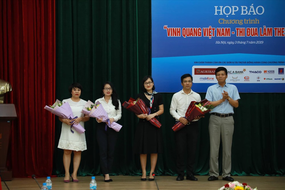 Tổng Biên tập Báo Lao Động Nguyễn Ngọc Hiển trao hoa và cảm ơn các nhà tài trợ của chương trình “Vinh quang Việt Nam“