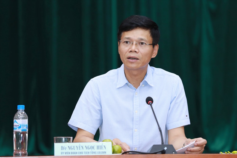 Tổng Biên tập Báo Lao Động Nguyễn Ngọc Hiển chủ trì họp báo.