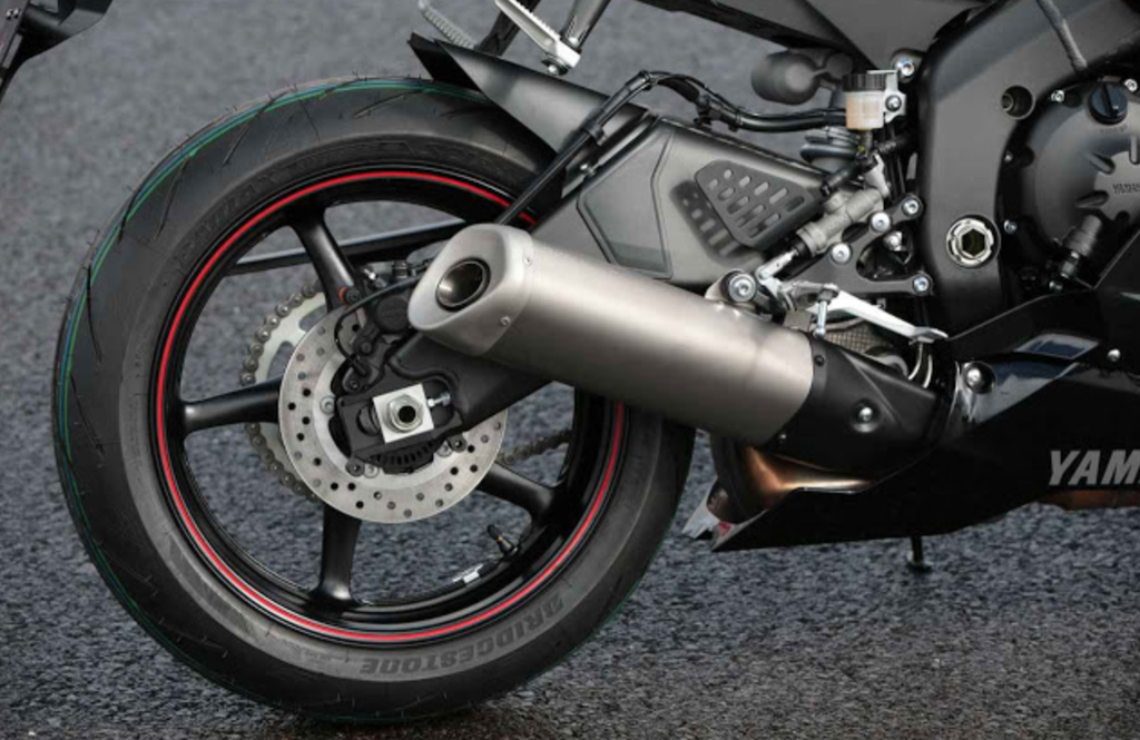 Yamaha YZF-R6 vẫn sử dụng hệ thống ống xả tiêu chuẩn