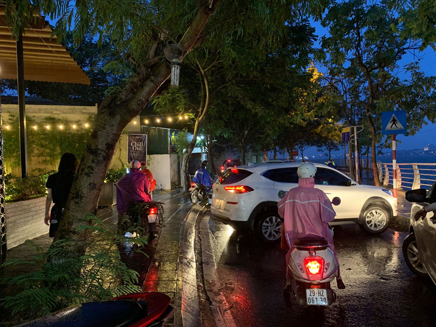 Hà Nội: Ảnh hưởng bão số 2, cây xanh đổ va vào 2 phụ nữ đi trên đường