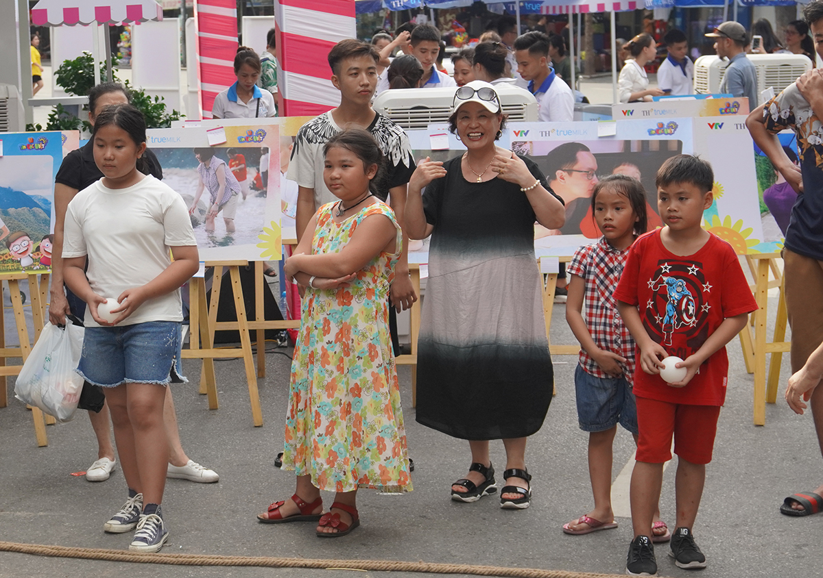 Alisa (áo trắng) đang chuẩn bị chơi trò chơi trong khuôn khổ sự kiện Vì trẻ thơ – Gắn kết yêu thương.