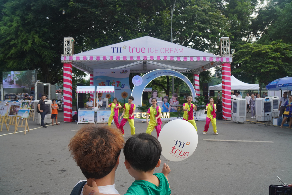 Màn flashmob sôi động cuối ngày