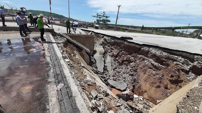 Hơn 20 mét chiều rộng phía nam cầu Yên Hòa bị sạt lở khiến 5 người thương vong.