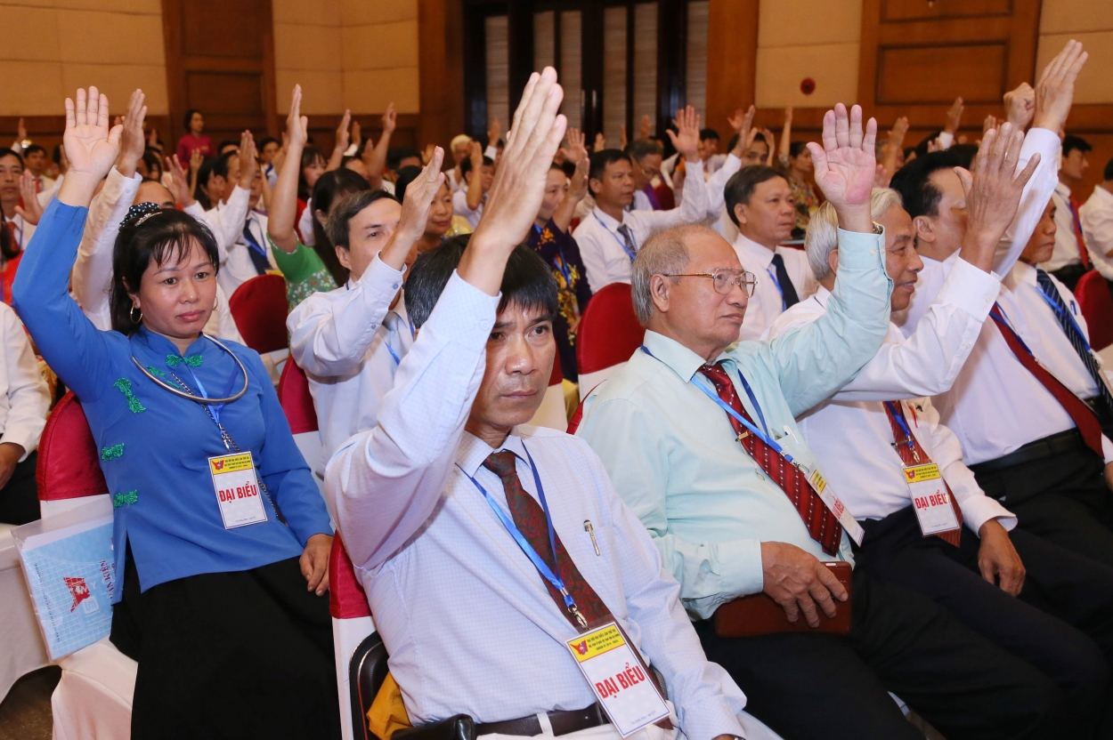 Đại biểu biểu quyết thông qua chương trình tại Đại hội