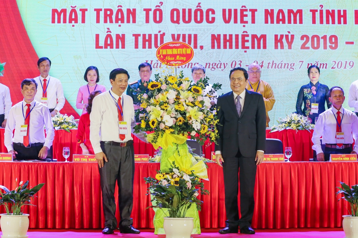 Chủ tịch UBTƯ MTTQ Việt Nam Trần Thanh Mẫn tặng hoa chúc mừng Đại hội