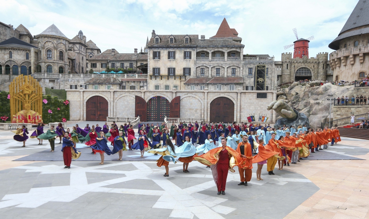 “Vũ hội Ánh Dương” – show diễn được đầu tư hơn 100 tỷ đồng trở thành “đặc sản” của Bà Nà Hills để thu hút du khách mùa hè này.