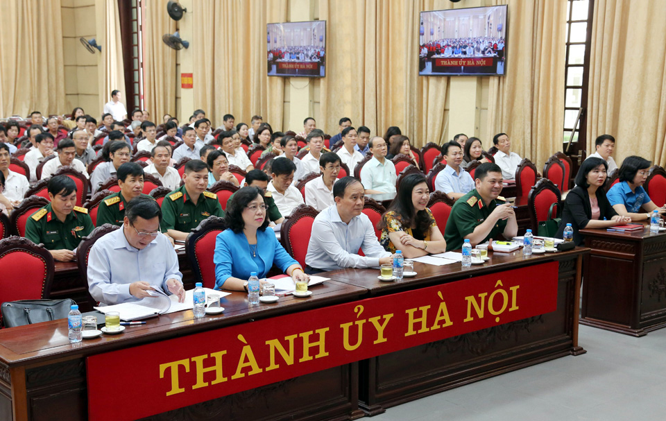Phó Bí thư Thường trực Thành ủy Ngô Thị Thanh Hằng và các đại biểu tại điểm cầu Thành ủy Hà Nội.