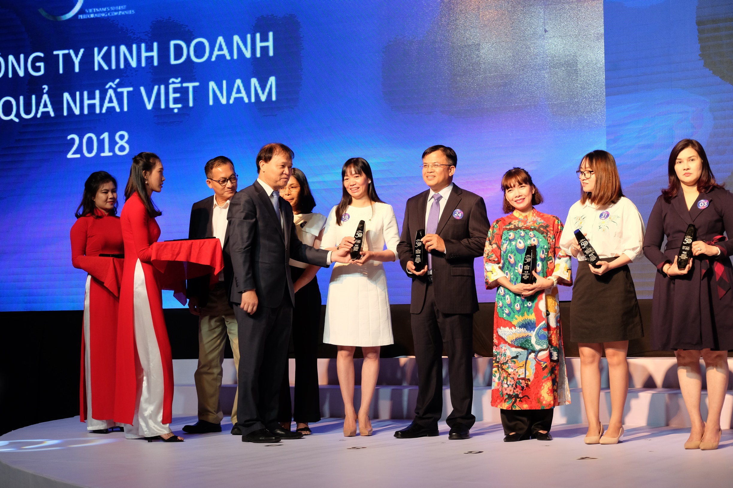 Vietcombank dẫn đầu các ngân hàng trong danh sách doanh nghiệp tỷ USD hiệu quả nhất Việt Nam