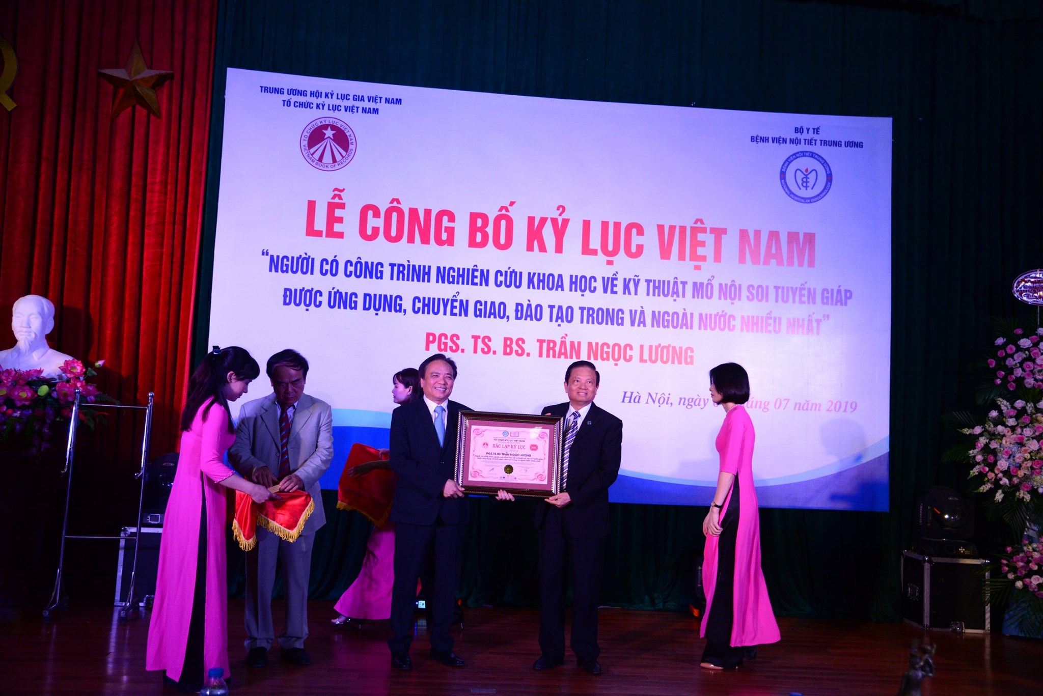 Giám đốc Bệnh viện Nội tiết Trung ương xác lập kỷ lục Việt Nam
