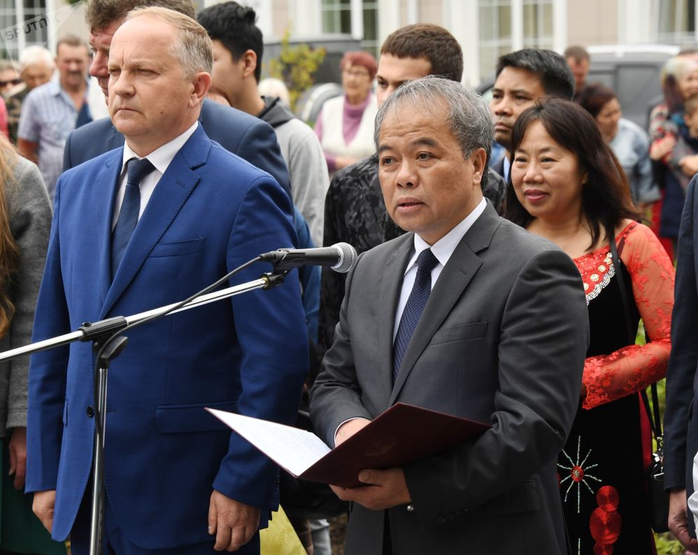 Ông Oleg Gumenyuk đứng đầu chính quyền Vlapostok và ông Nguyễn Hoàng Việt, Tổng Lãnh sự CHXHCN Việt Nam (từ trái sang phải) trong nghi lễ trọng thể khai trương tượng đài Chủ tịch Hồ Chí Minh, tác phẩm của điêu khắc gia Piotr Chegodaev tại Vlapostok