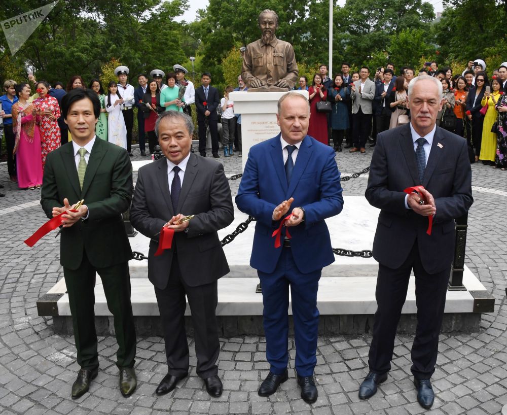 Ông Andrei Brik, Chủ tịch Duma thành phố Vlapostok, ông Oleg Gumenyuk đứng đầu chính quyền Vlapostok và ông Nguyễn Hoàng Việt, Tổng Lãnh sự CHXHCN Việt Nam (từ phải sang trái) trong nghi lễ trọng thể khai trương tượng đài Chủ tịch Hồ Chí Minh, tác phẩm của điêu khắc gia Piotr Chegodaev tại Vlapostok