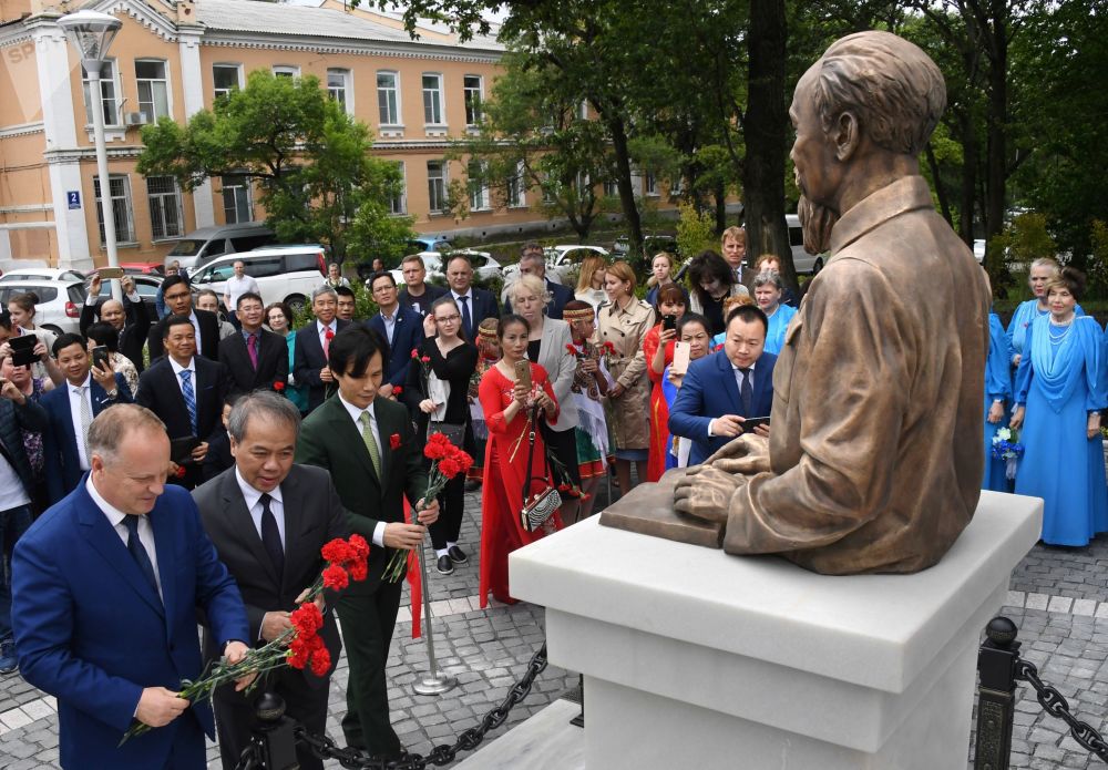 Ông Oleg Gumenyuk đứng đầu chính quyền Vlapostok và ông Nguyễn Hoàng Việt, Tổng Lãnh sự CHXHCN Việt Nam (từ trái sang phải) trong nghi lễ trọng thể khai trương tượng đài Chủ tịch Hồ Chí Minh, tác phẩm của điêu khắc gia Piotr Chegodaev tại Vlapostok