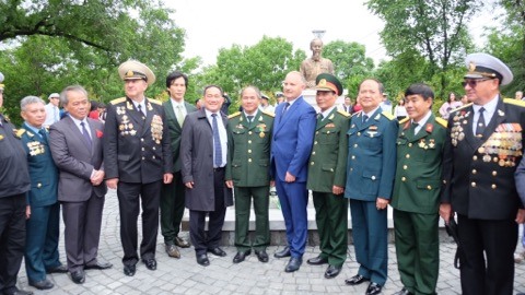 Cựu quân nhân hai nước Việt - Nga chụp ảnh cùng ông Oleg Gumenyuk đứng đầu chính quyền Vlapostok và ông Nguyễn Hoàng Việt, Tổng Lãnh sự CHXHCN Việt Nam