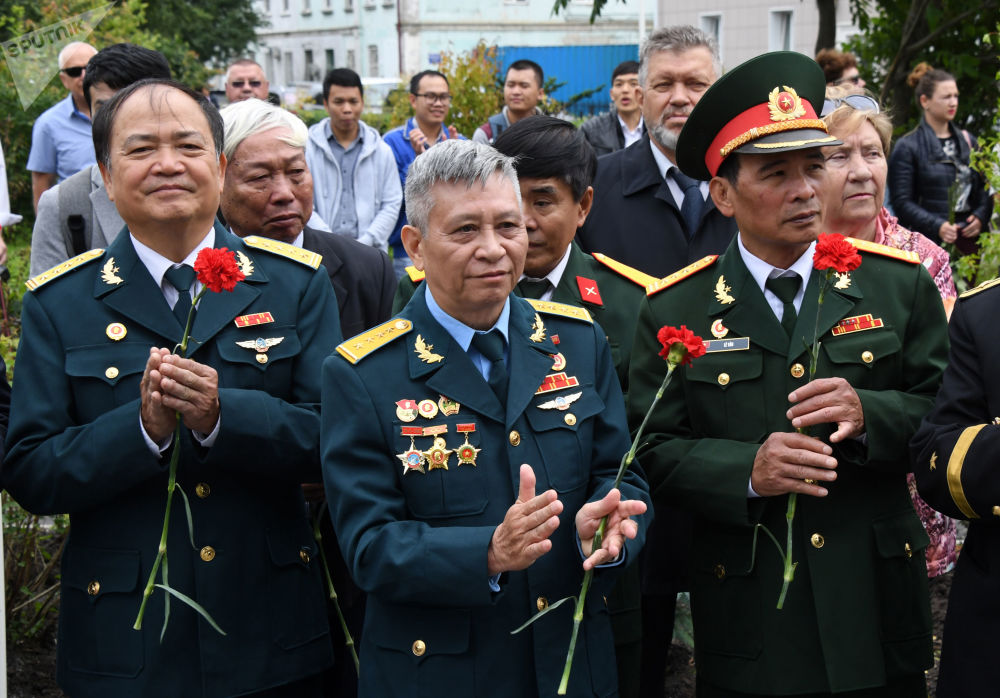 Các cựu quân nhân Việt Nam trong nghi lễ trọng thể khai trương tượng đài Chủ tịch Hồ Chí Minh, tác phẩm của điêu khắc gia Piotr Chegodaev tại Vlapostok