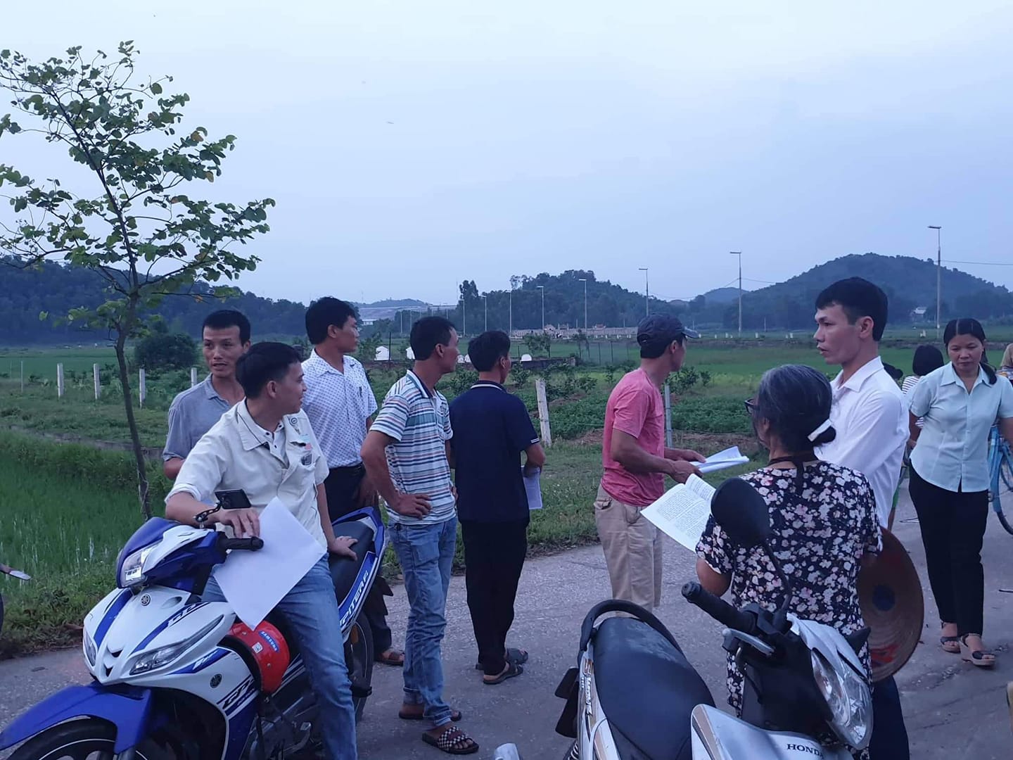 Người dân đã dỡ lều bạt, mở đường cho xe vào bãi rác Nam Sơn