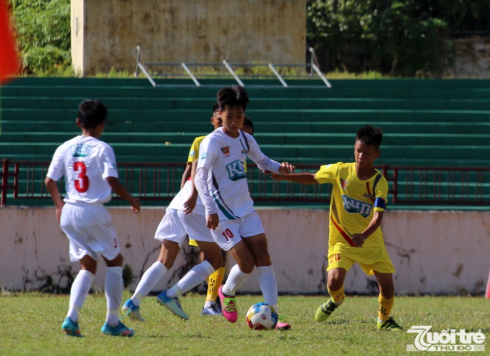 Các cầu thủ nhí chơi hết mình cho Giải đấu