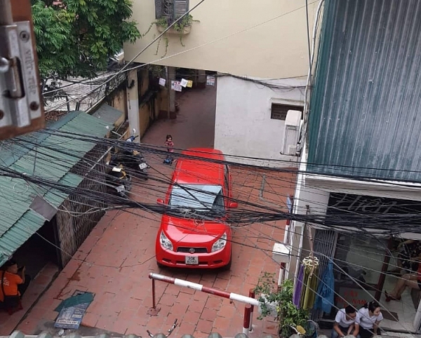 Nguyện vọng để làm sân chơi cho các cháu là đúng nhưng tự ý dựng chiếc barie thế này là sai luật.