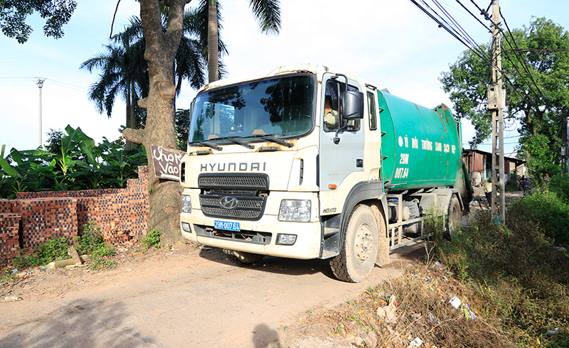 Đến hết ngày 6-7, Công ty Môi trường đô thị Đông Anh đã chuyển đi xử lý được khoảng 500 tấn trên tổng số khoảng 1.000 tấn rác thải ùn ứ trên địa bàn huyện Đông Anh.