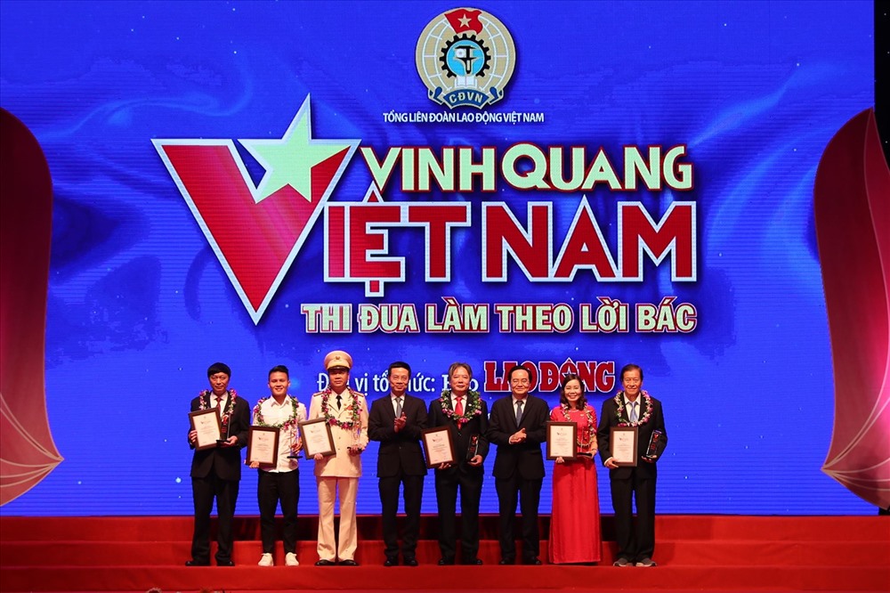 Đồng chí Nguyễn Mạnh Hùng - Ủy viên Trung ương Đảng, Bộ trưởng Bộ Thông tin và Truyền thông và đồng chí Phùng Xuân Nhạ - Ủy viên Trung ương Đảng, Bộ trưởng Bộ Giáo dục và Đào tạo - trao giải thưởng và vinh danh các cá nhân có nhiều thành tích trong phong trào thi đua làm theo lời Bác.