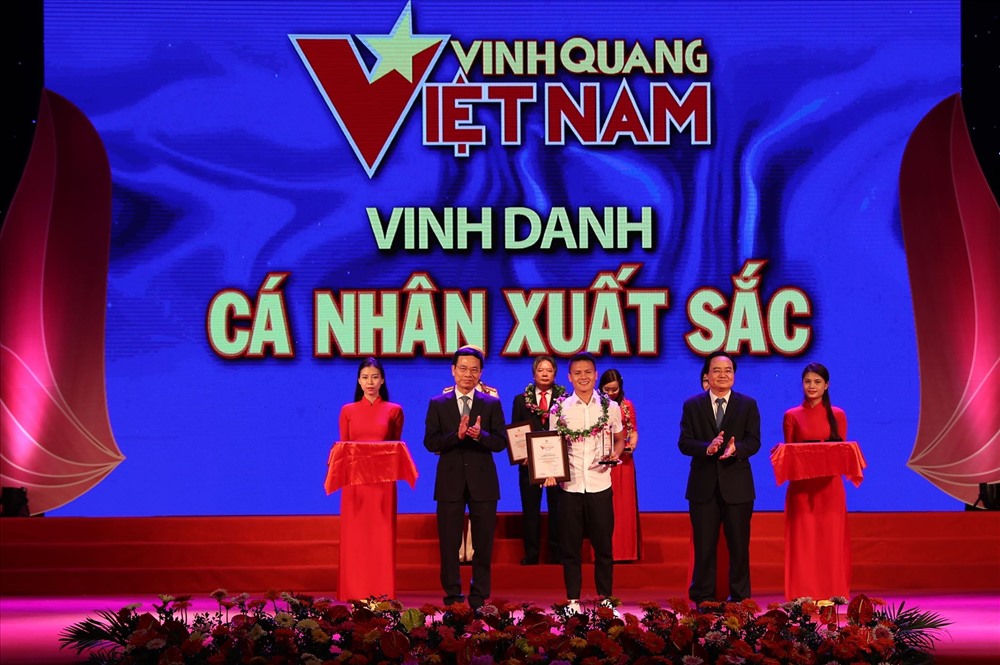 Cầu thủ Quang Hải là một trong những cá nhân được vinh danh trong chương trình hôm nay.