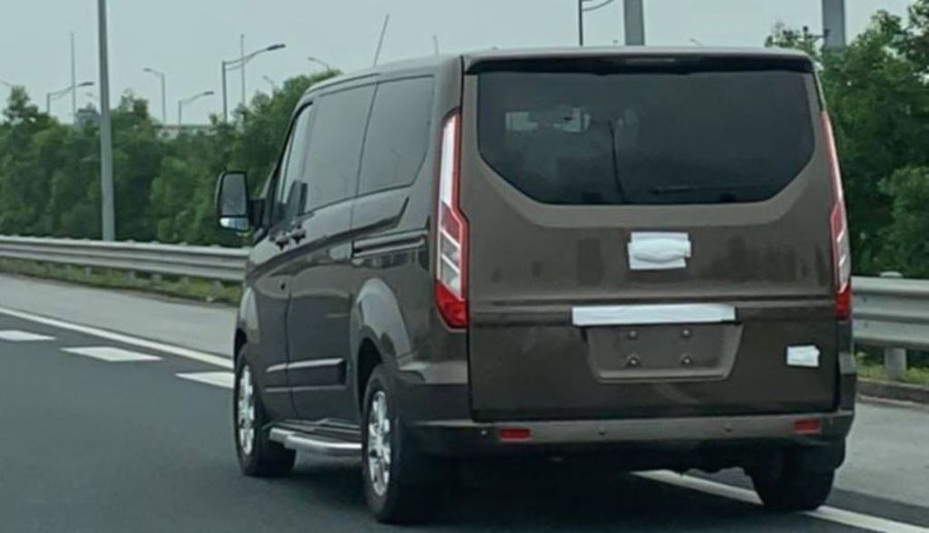 Cách đây một thời gian, Ford Tourneo từng bị bắt gặp nhiều lần khi đang chạy thử tại Việt Nam