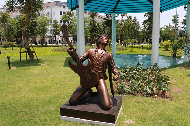 Tượng mô phỏng nghệ sĩ đang thả mình với chiếc guitar điện.