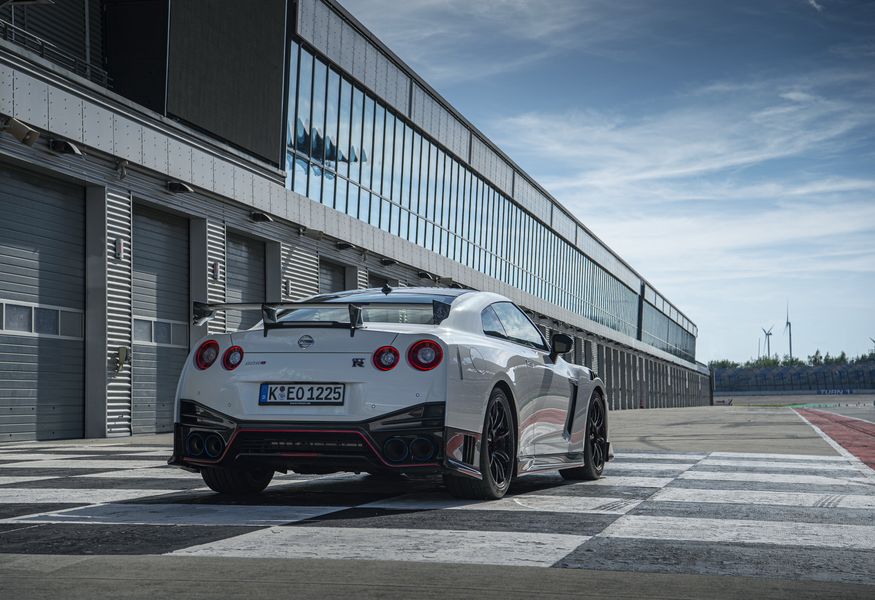Nissan GT-R 2020 có giá từ 2,6 tỷ VNĐ, nhưng bản NISMO thì đắt gấp đôi