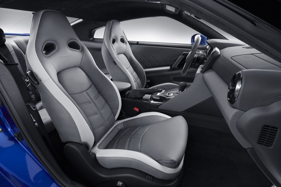 Nissan GT-R 2020 có giá từ 2,6 tỷ VNĐ, nhưng bản NISMO thì đắt gấp đôi