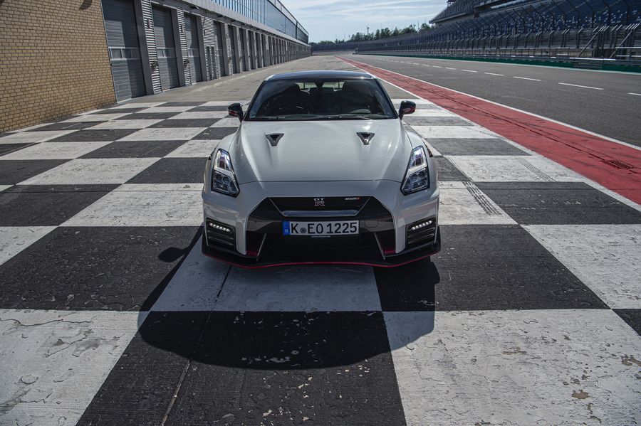 Nissan GT-R 2020 có giá từ 2,6 tỷ VNĐ, nhưng bản NISMO thì đắt gấp đôi