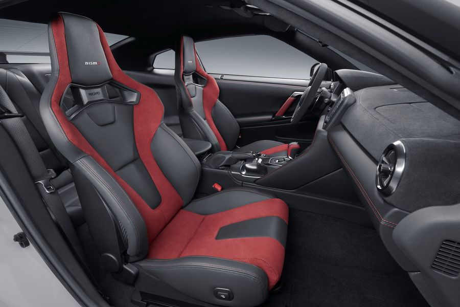 Nissan GT-R 2020 có giá từ 2,6 tỷ VNĐ, nhưng bản NISMO thì đắt gấp đôi