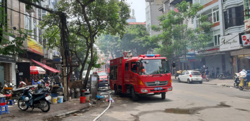 Hà Nội: Căn nhà ngõ Lương Sử C cháy lớn 