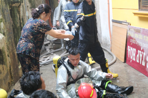 Đám cháy trong ngõ sâu, gây hoang mang cho rất nhiều người do nhiều khói