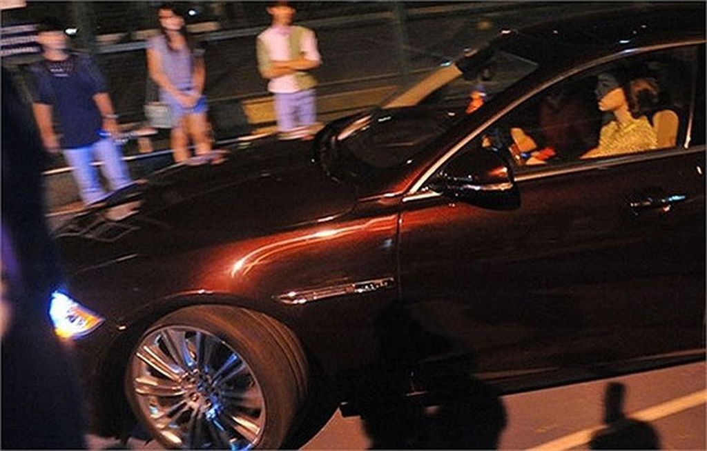 Hồ Ngọc Hà đích thân cầm lái xế sang Jaguar XJL