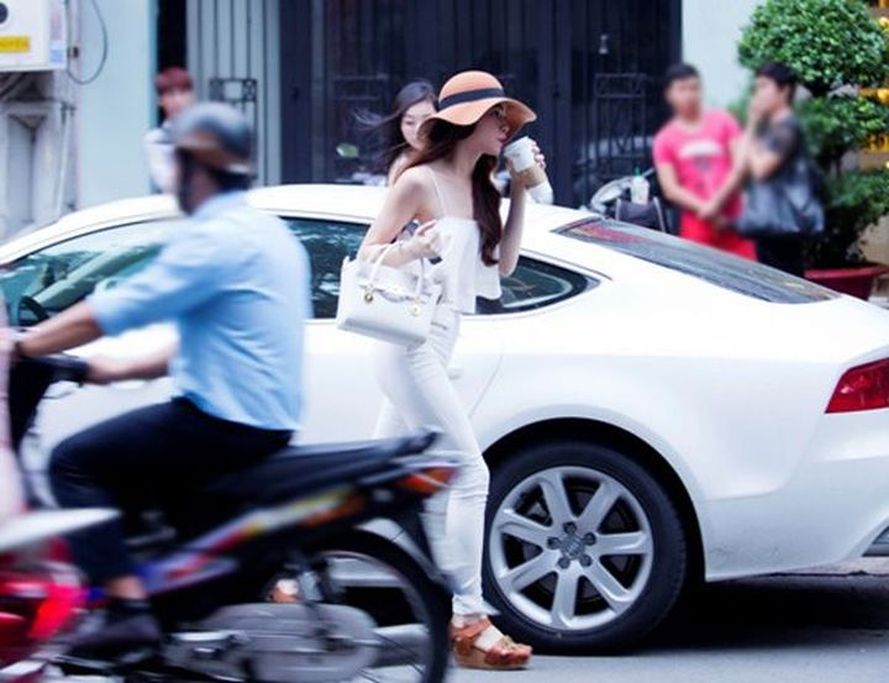 Và bên Audi A7 Sportback
