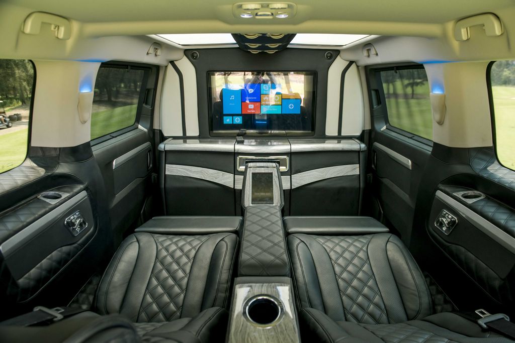 Hồ Ngọc Hà tậu MPV hạng sang Peugeot Traveller để thư giãn và du lịch cùng gia đình