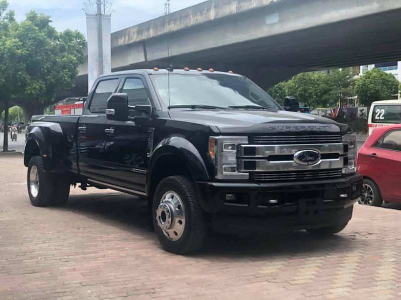 Ford F-450 Super Duty Limited 2019 thứ hai về Việt Nam với ngoại thất đen huyền bí